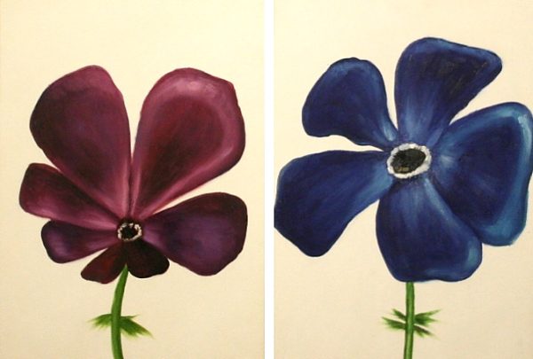 2 ציורי שמן על בד המתארים שני פרחים יפים בצבעים שונים.